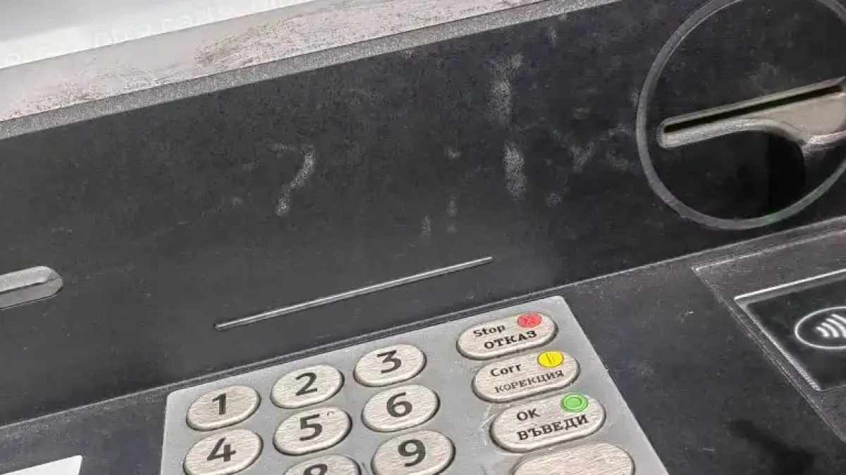 Вандалска атака срещу банкомати: Лепят бутоните точно при...