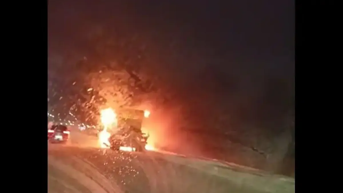 Снегорин се подпали, докато чисти снега край София Видео