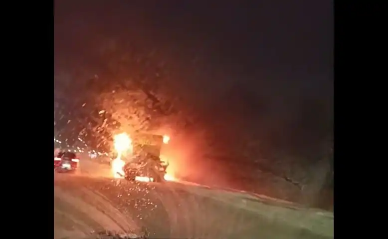 Снегорин се подпали, докато чисти снега край София Видео