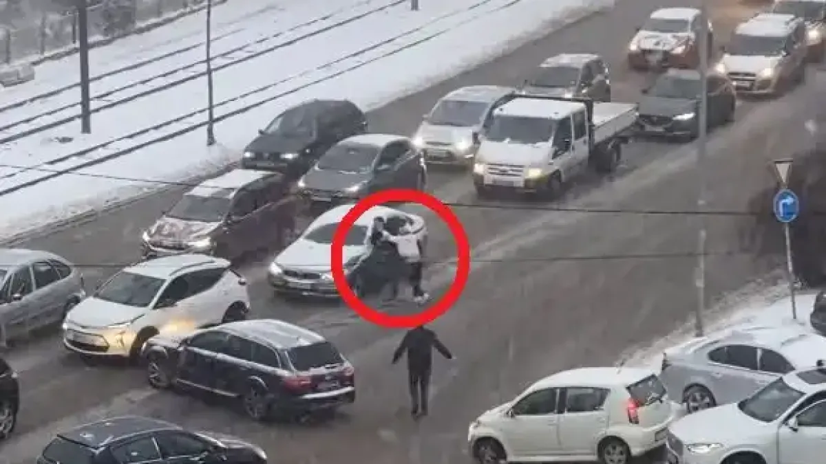 Екшън в софийското задръстване: Шофьор извади бухалка Видео