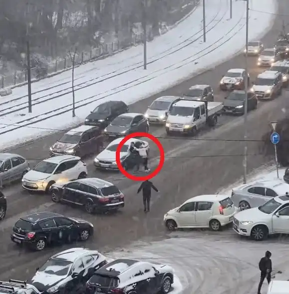 Екшън в софийското задръстване: Шофьор извади бухалка Видео