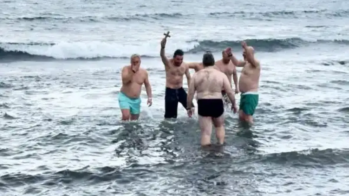 Шестима българи са скочили в ледените води на Антарктида на Йордановден
