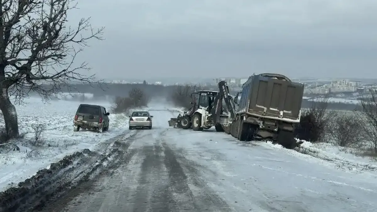 Снежна блокада в Плевенско: Заледени пътища, аварирали коли и хаос по пътищата