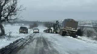 Снежна блокада в Плевенско: Заледени пътища, аварирали коли и хаос по пътищата