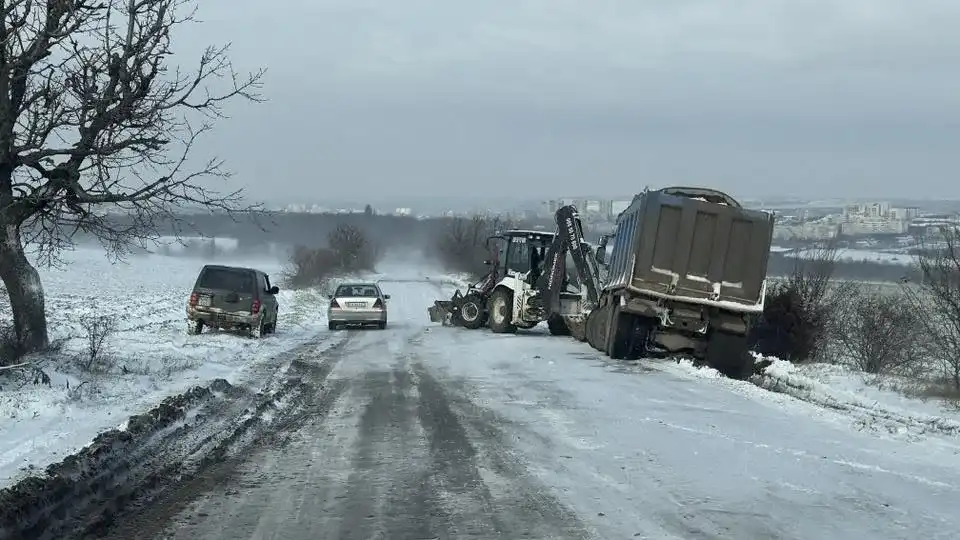 Снежна блокада в Плевенско: Заледени пътища, аварирали коли и хаос по пътищата