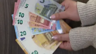 Нов удар по джоба на българина: Поредна такса скочи в разрез със закона за еврото