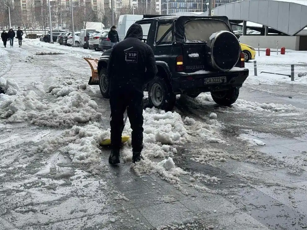 Не чакат! Столичани взеха нещата в свои ръце заради снежния капан Снимки