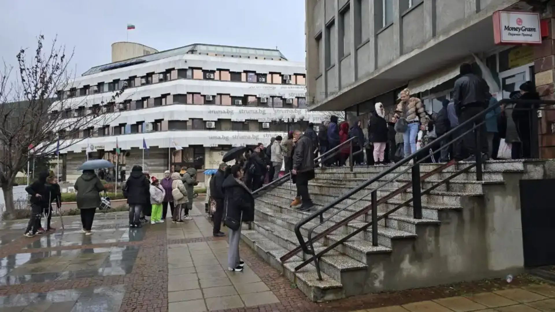 Голяма опашка пред централната поща отказа дупничани да си вземат пенсиите