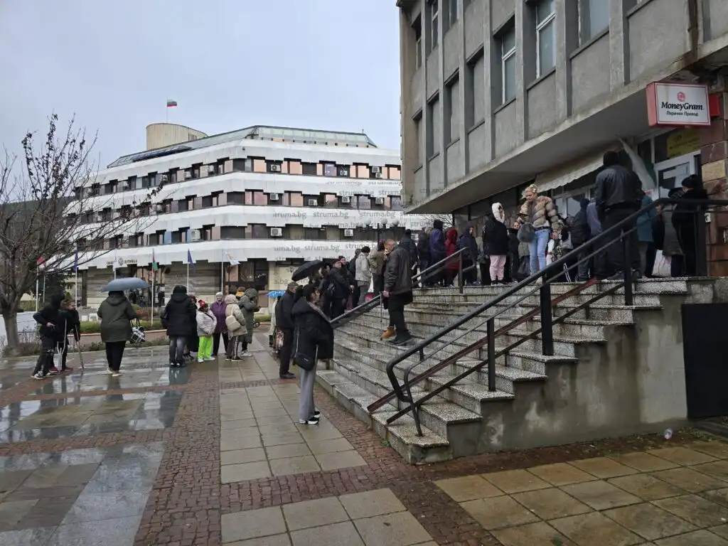 Голяма опашка пред централната поща отказа дупничани да си вземат пенсиите