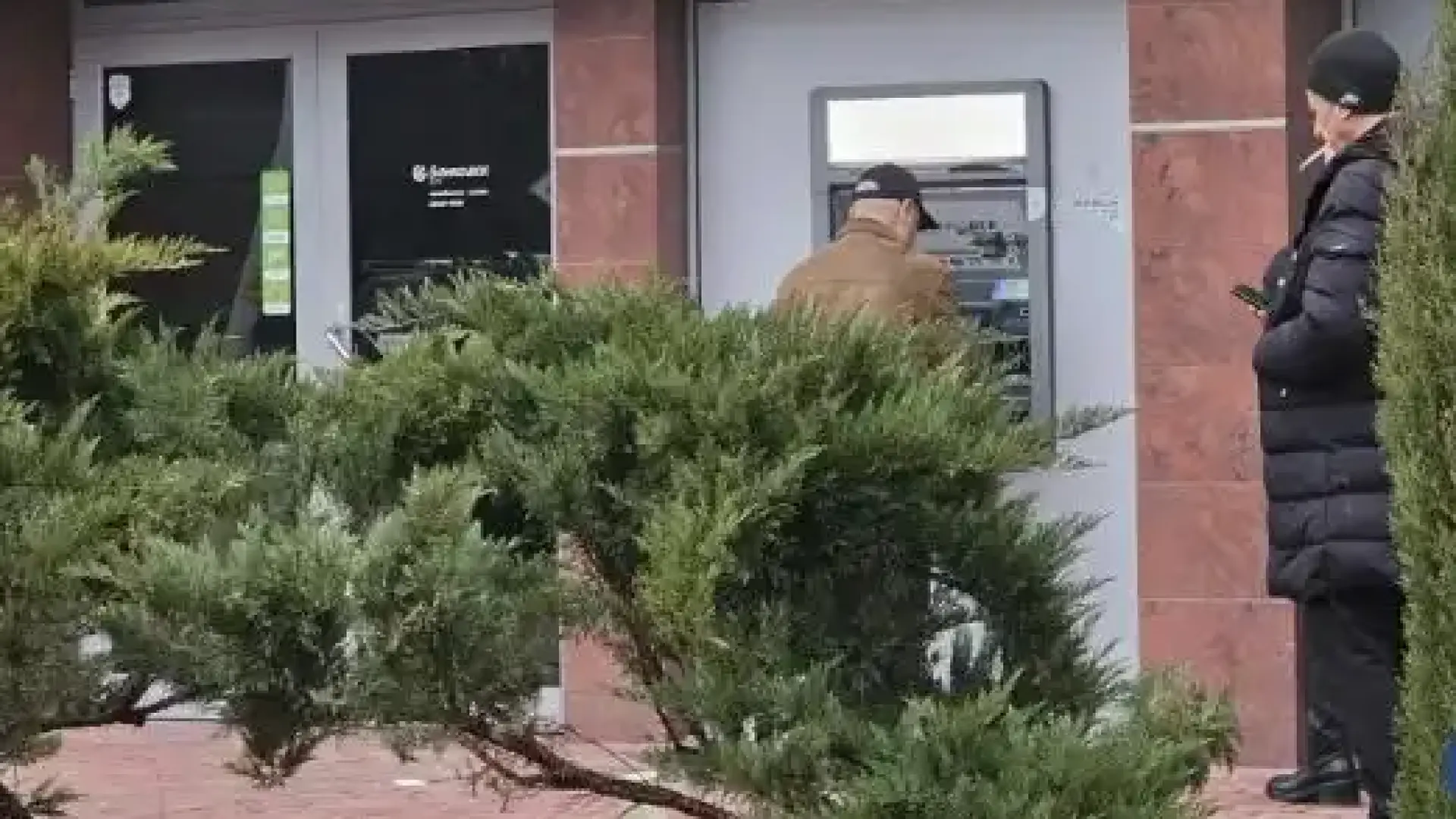 Депозитни банкомати още работят с левове, опашки се вият пред банките в Пловдив