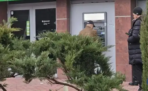 Депозитни банкомати още работят с левове, опашки се вият пред банките в Пловдив