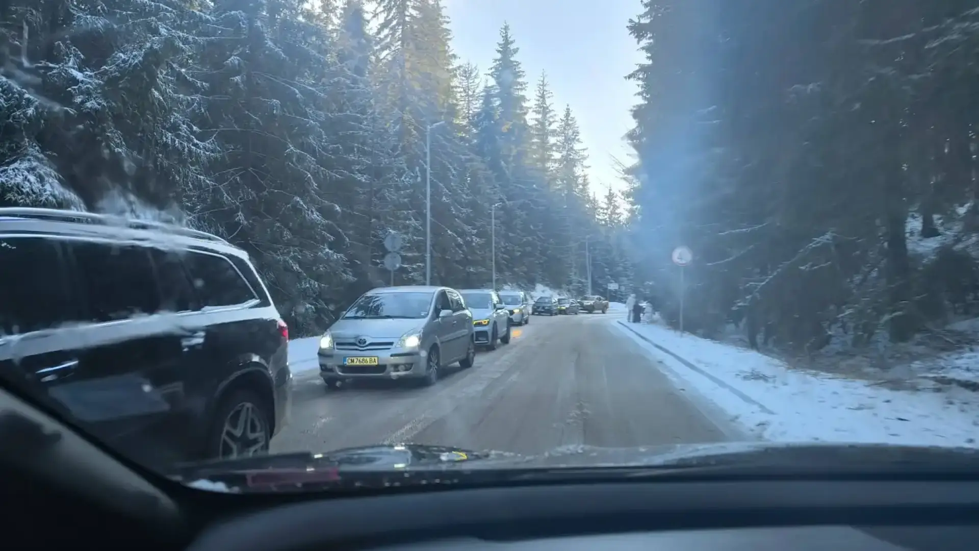 Ад на пътя Пампорово-Смолян, има огромна тапа Снимки