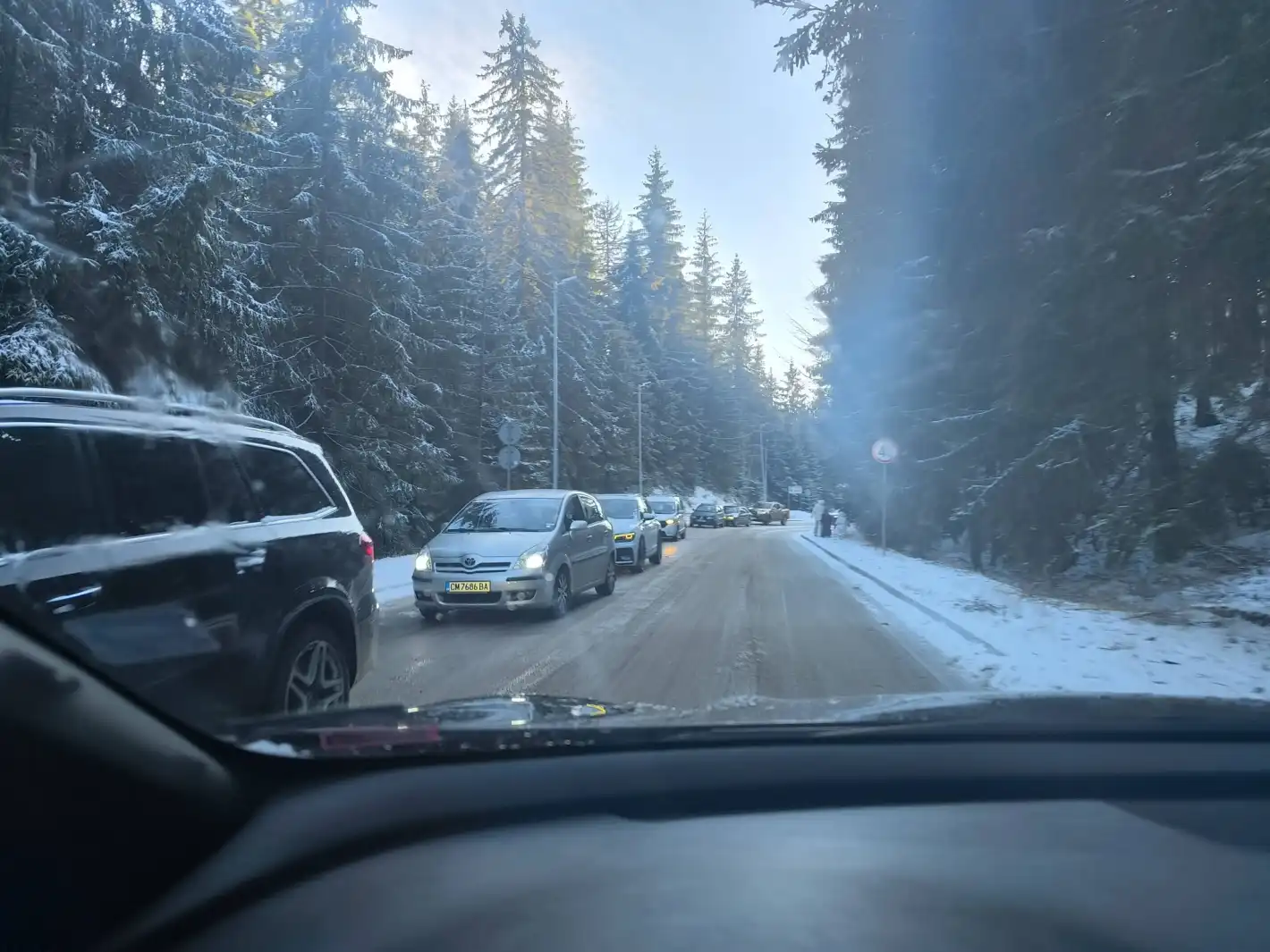 Ад на пътя Пампорово-Смолян, има огромна тапа Снимки