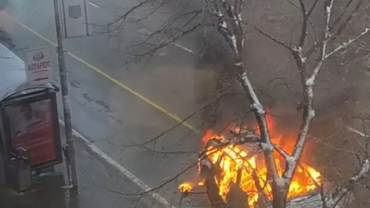 Кола пламна като факла на метри от спирка във Варна Видео