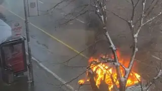 Кола пламна като факла на метри от спирка във Варна Видео