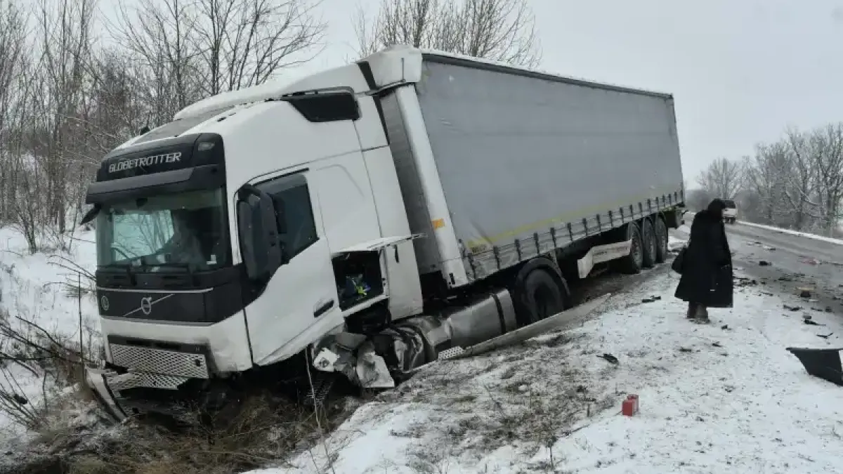 ТИР помете полицейски джип в Монтана, не успял да спре