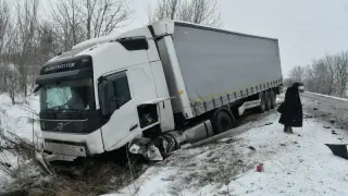 ТИР помете полицейски джип в Монтана, не успял да спре