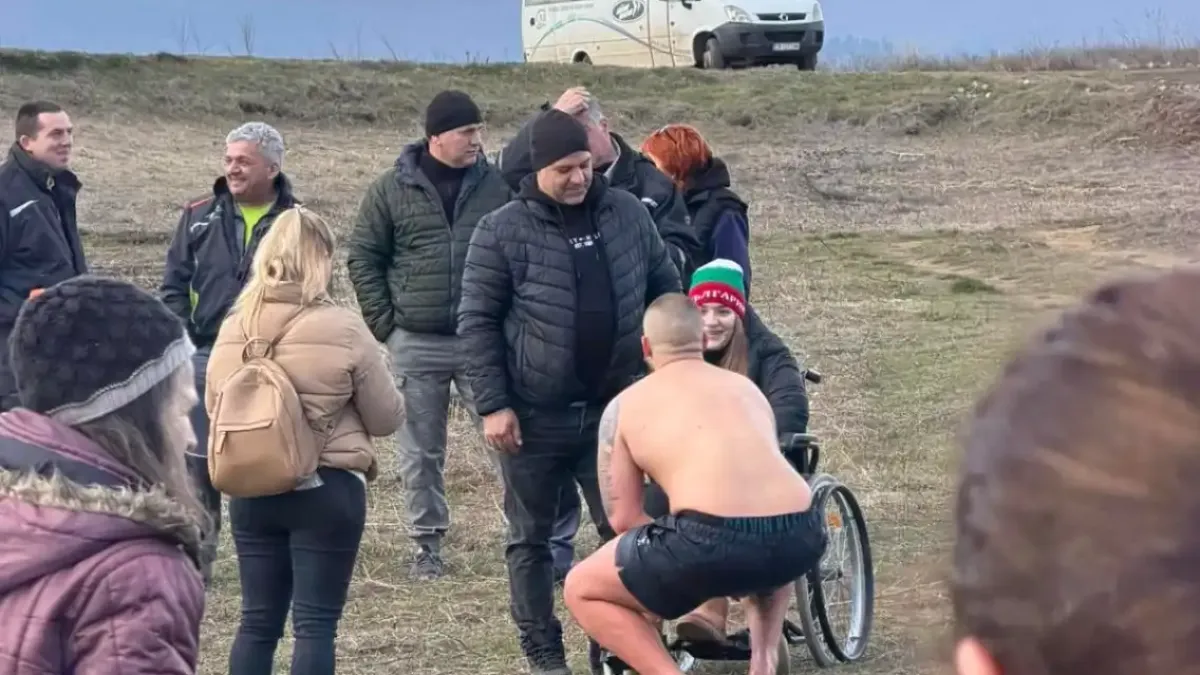 Млад мъж от Ихтиман трогна с жест след Йордановден Снимки