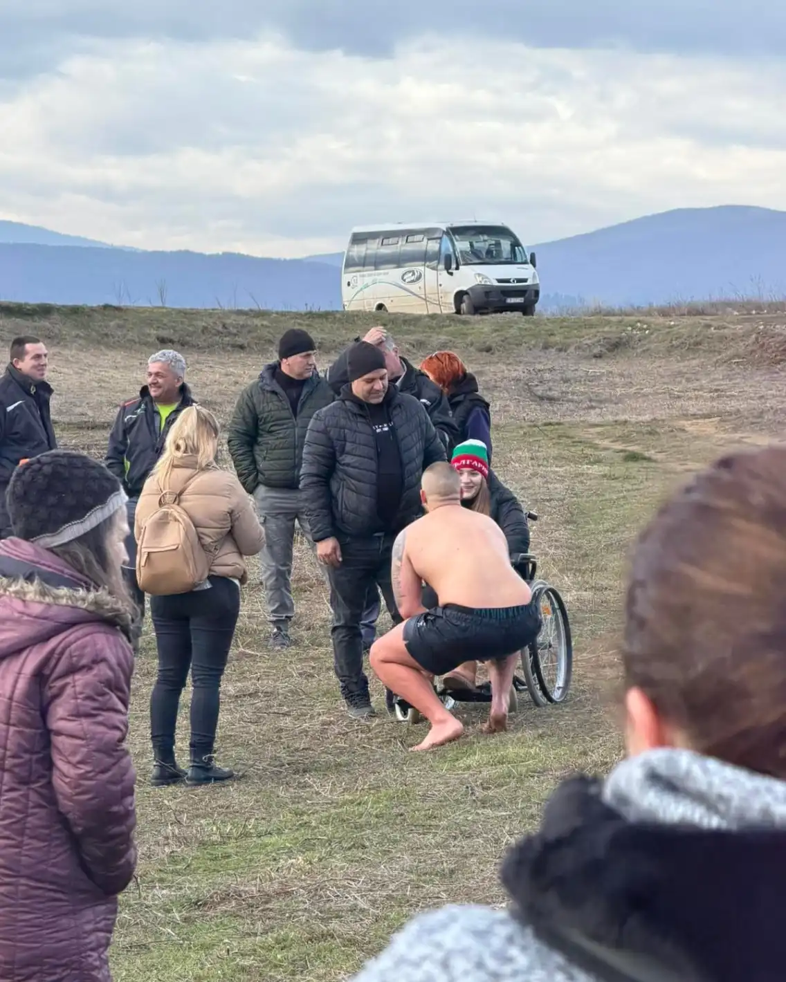 Млад мъж от Ихтиман трогна с жест след Йордановден Снимки