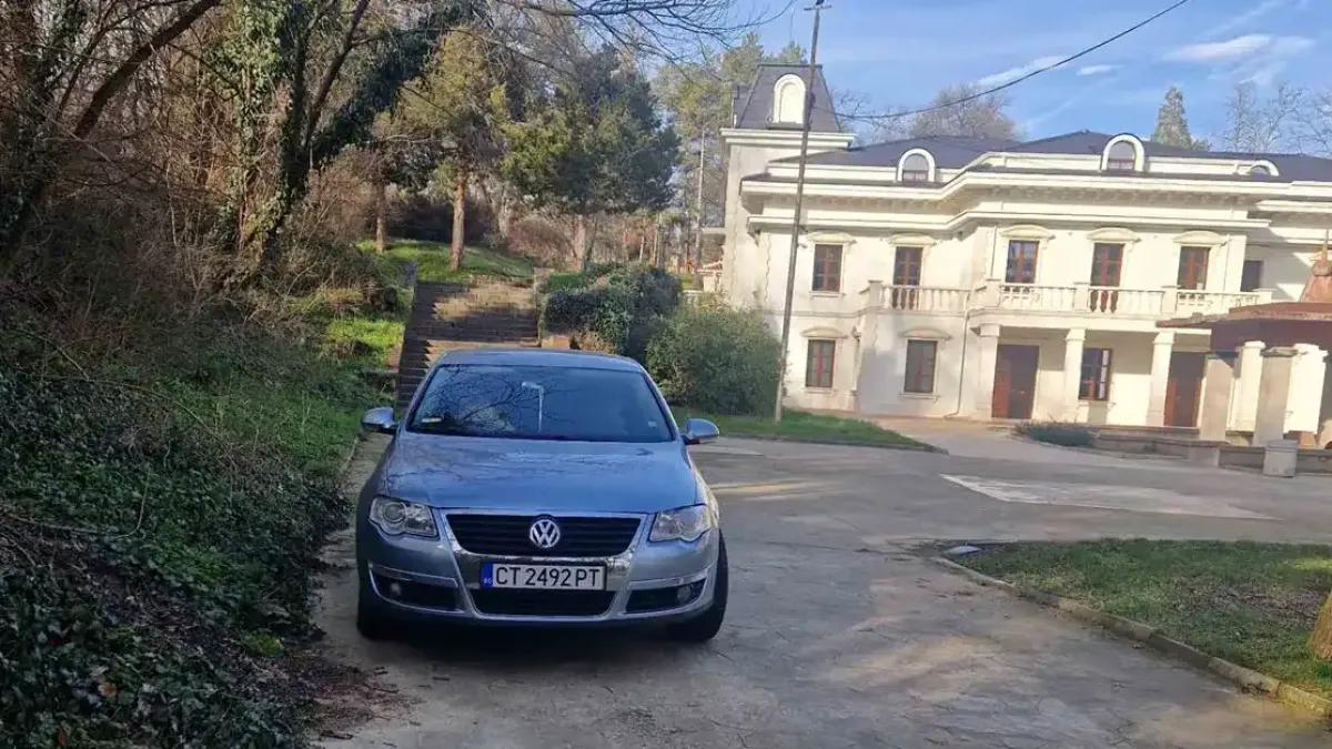 Хората беснеят заради паркирането на тази кола в парк "Момина баня"