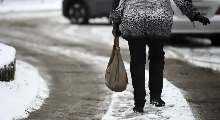 Доброто е живо: Младеж трогна столичани, какво направи на крехка жена