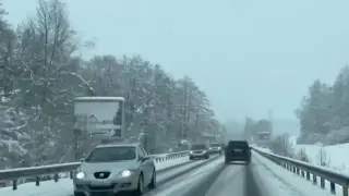 415 снегорина чистят пътищата, спряха камионите през „Троян-Кърнаре”