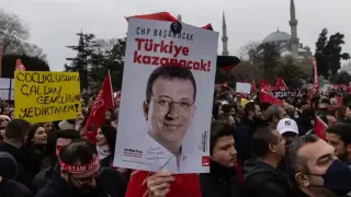 Съд в Турция удължи ареста на кмета на Истанбул Екрем Имамоглу