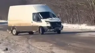 Така не се прави: Микробус прави шокиращи движения на заледен път в Добричко Видео