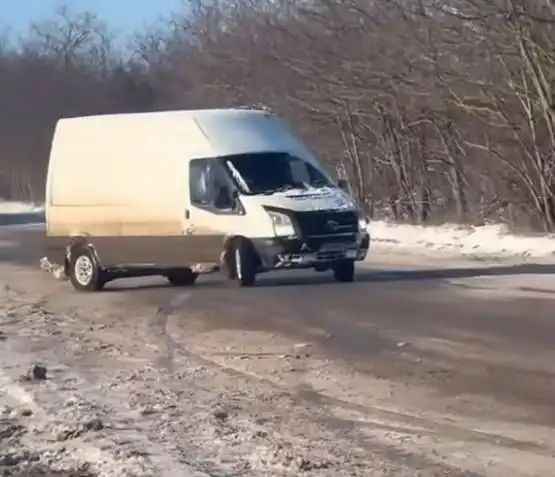 Така не се прави: Микробус прави шокиращи движения на заледен път в Добричко Видео