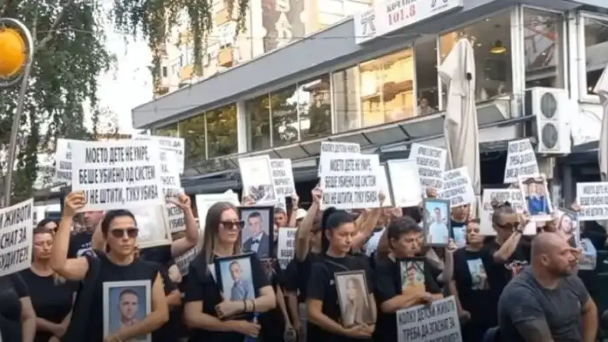 "Мълчалива почит към мъртвите": Близките на изгорелите в Кочани с трогателен жест към жертвите в Кран Монтана