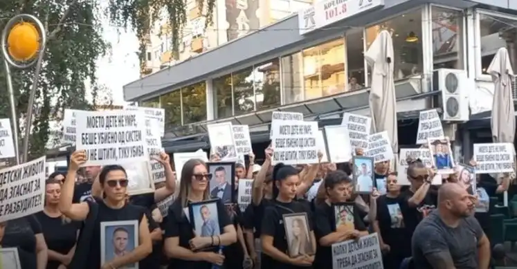 "Мълчалива почит към мъртвите": Близките на изгорелите в Кочани с трогателен жест към жертвите в Кран Монтана