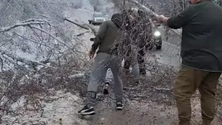 Опасна ситуация на Петрохан, шофьори сами спасиха пложението! Видео