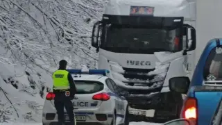 ТИР мина през "Петрохан" въпреки забраната и предизвика меле с три коли