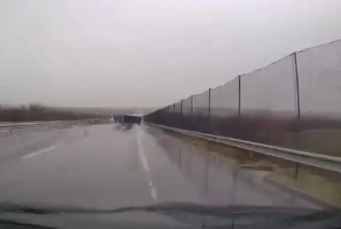 Извънредна ситуация с тир на АМ "Марица"! Такова нещо не се вижда всеки ден Видео
