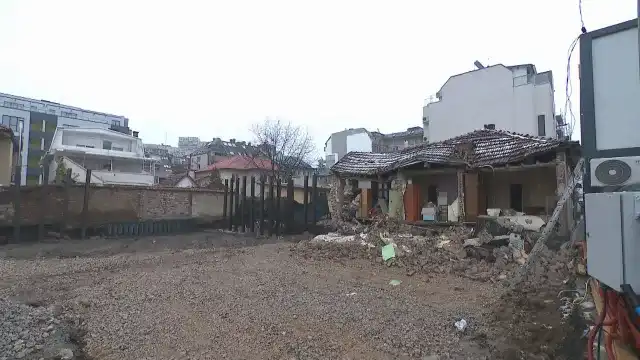 100-годишна къща се срути до строителен изкоп в София Снимки
