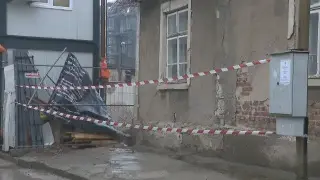 100-годишна къща се срути до строителен изкоп в София Снимки