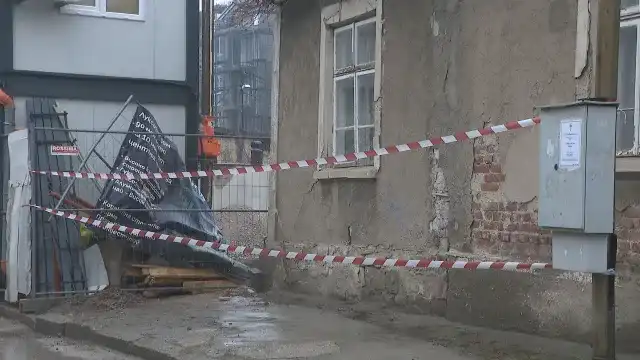 100-годишна къща се срути до строителен изкоп в София Снимки