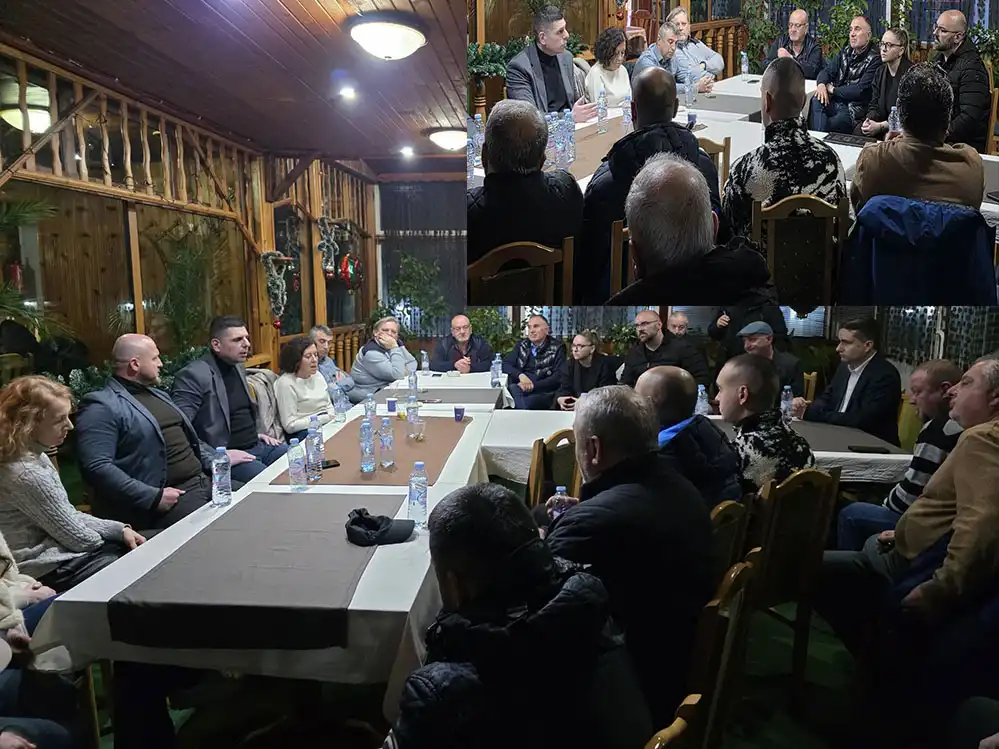Тур за свои: Иво Мирчев и Божо Божанов стигнаха до Момчилград пред шепа полит "тарикати", но удобно пропуснаха Кърджали