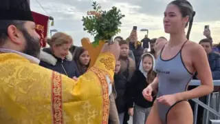 Тя предизвика вълна от коментари, след като спаси Светия кръст в Ахтопол