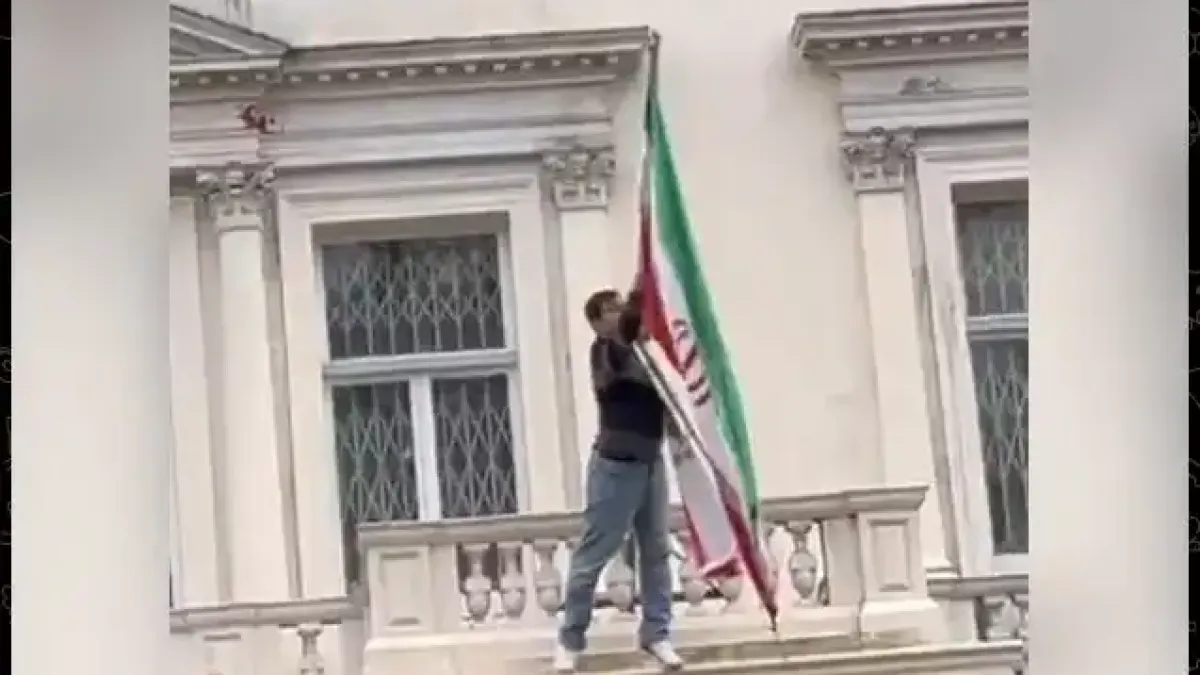Протестиращ се качи на балкона на иранското посолство в Лондон и смени знамето