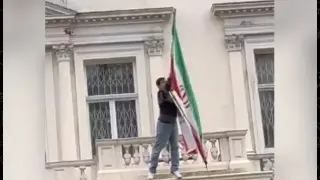 Протестиращ се качи на балкона на иранското посолство в Лондон и смени знамето