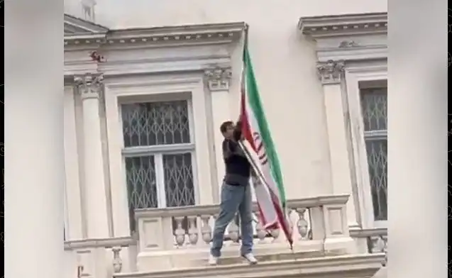 Протестиращ се качи на балкона на иранското посолство в Лондон и смени знамето