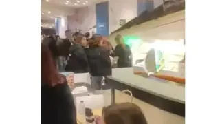 Млада жена седна да хапне в мол в Солун, изведнъж таванът падна върху главата ѝ Видео