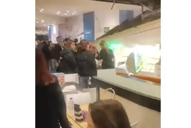Млада жена седна да хапне в мол в Солун, изведнъж таванът падна върху главата ѝ Видео
