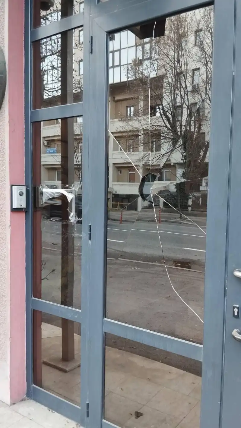 Българското посолство в Скопие под обстрел, МВнР настоява за арести Снимки