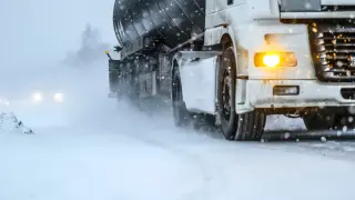 Глобиха колона от тирове, объркали пътя и задръстили трафика в Търновско