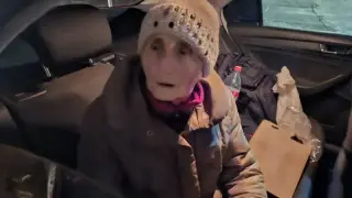 Възрастна жена обикаля с патрулка улиците на столичен квартал, познавате ли я