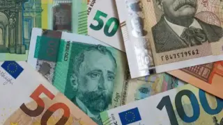 Половината левове изчезнаха от обращение: Българите масово зарязват кеша още преди еврото