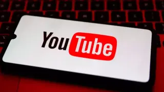 Мистерията на най-мързеливия хит в YouTube, "изгорил" милиони долари