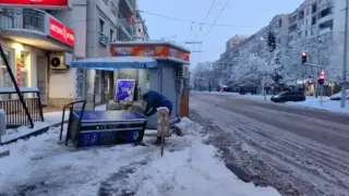 Автомобил помете спирка в Русе посред нощ Видео